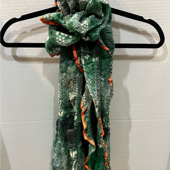 Beautiful 100% Wool lightweight., 33 inches wide & 66 long. Like New! - Picture 6 of 12